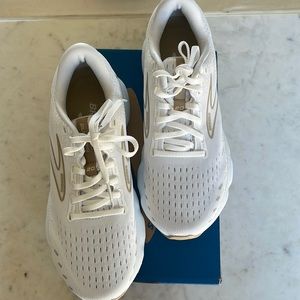 Brooks Women’s Glycerin 20 shoe // “White Khaki”